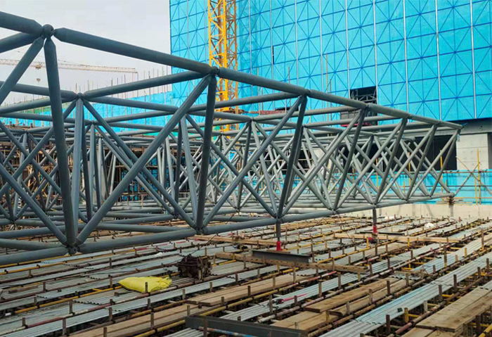 格尔木高铁东总部基地2号楼网架